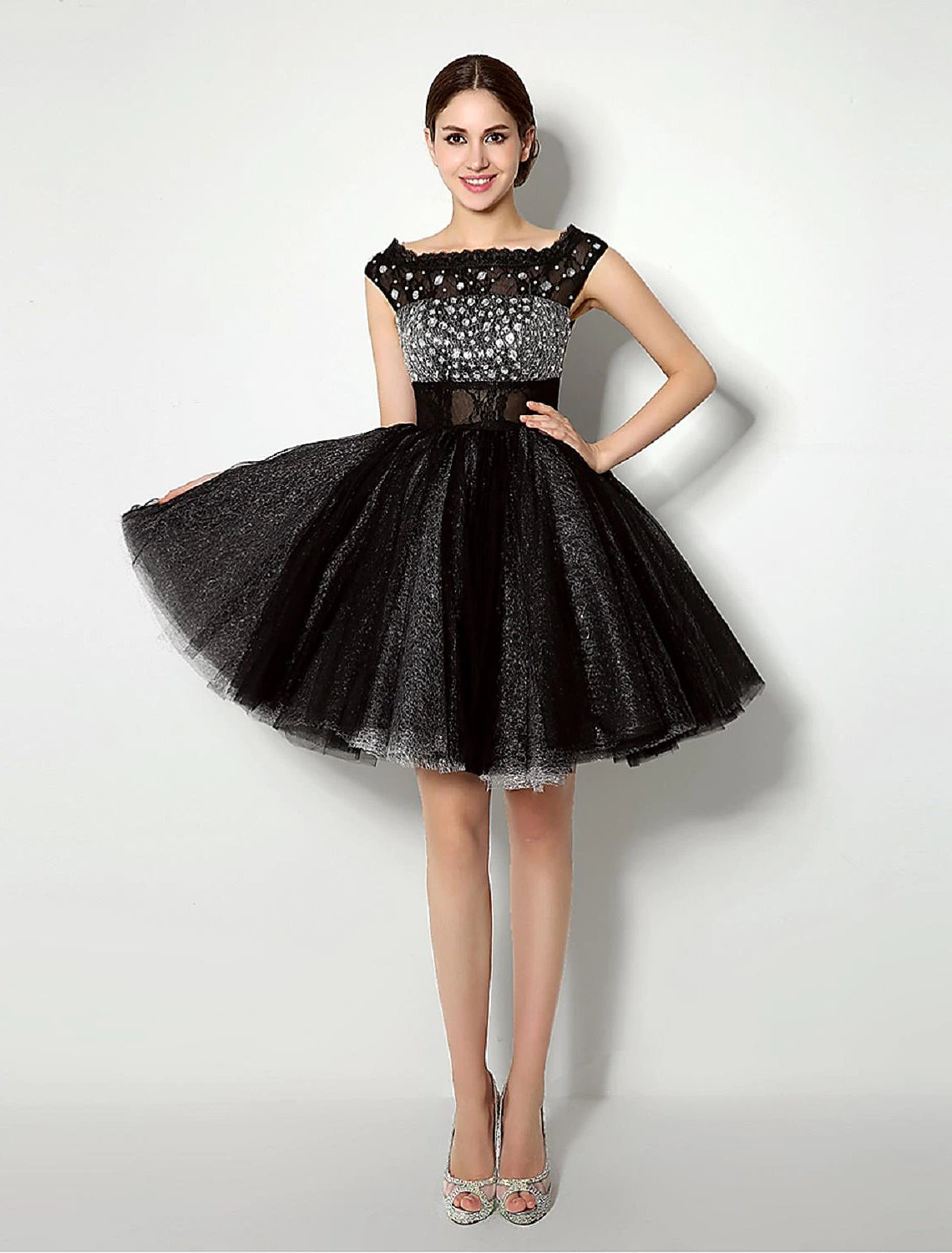 Ballkleid Fit & Flare Kleines Schwarzes Kleid Cocktailparty Kurz / Mini Ärmellos Bateau-Ausschnitt Tüll mit Spitze Schärpe / Band Falten